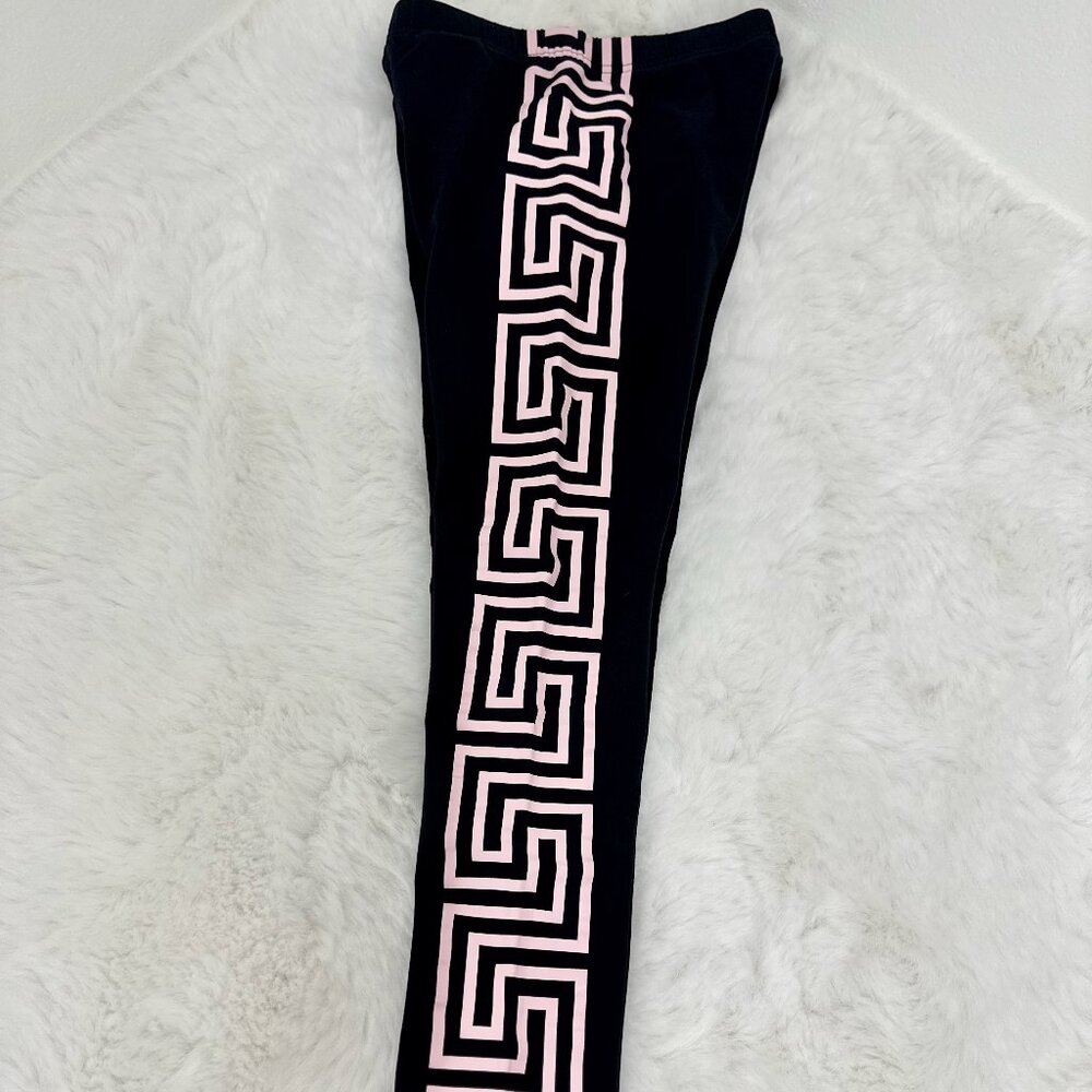 Versace girls’ black leggings featuring the iconic Greca pattern in soft pink - Picture 2 of 5